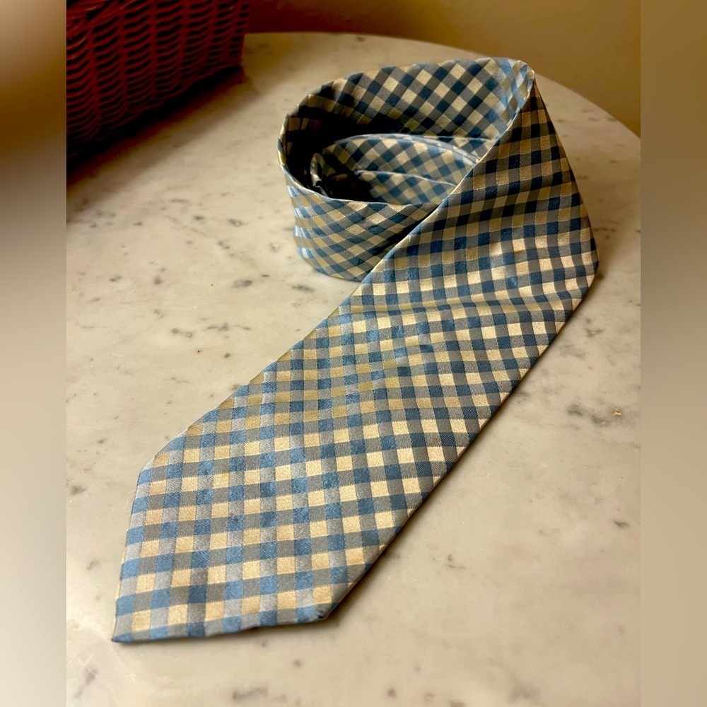 Hugo Boss men’s silk tie. Blue and cream check